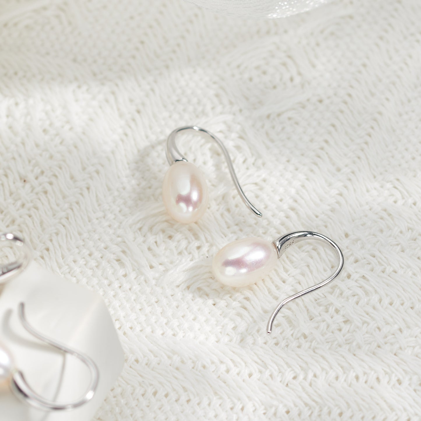 E412001 - Kisspearl Jewelry 7x10mm Rice Pearl Silver Earrings